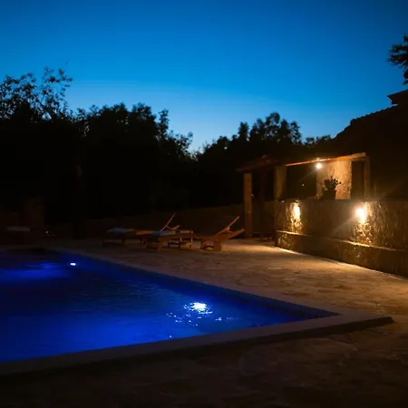 Pearl In Stone With Heated Pool Holiday home *