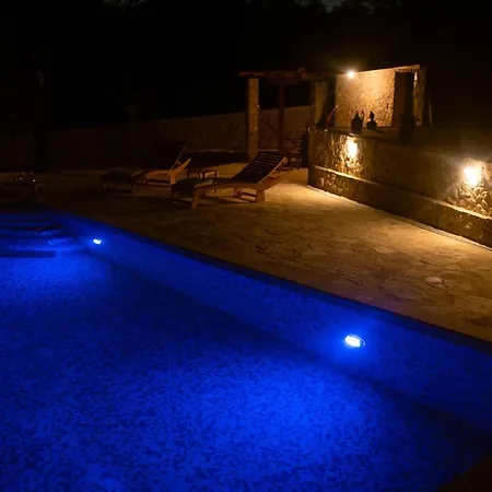 Pearl In Stone With Heated Pool