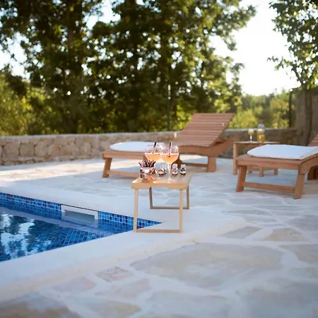 Pearl In Stone With Heated Pool *